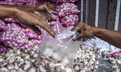 Petugas mengemas bawang putih saat operasi pasar bawang putih. Peneliti Institute for Development of Economics and Finance (Indef) Mirah Midadan menyebutkan hasil penelitiannya menunjukkan bahwa kerugian konsumen, khususnya di DKI Jakarta, akibat tingginya harga bawang putih mencapai Rp 247 miliar. 