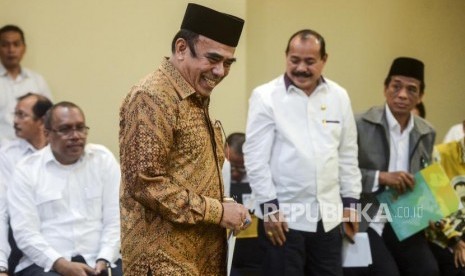 Menteri Agama Fachrul Razi (ketiga kanan) bersiap menyampaikan keterangan saat jumpa pers kinerja Kementerian Agama di Jakarta, Selasa (18/2).