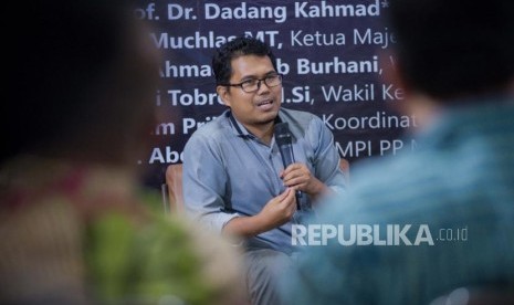 Inisiator Fachrodin Award Roni Tabroni saat konferensi pers mengenai kegiatan Fachrodi Award di Gedung Pusat Dakwah Muhammadiyah, Jakarta, Selasa (18/2).