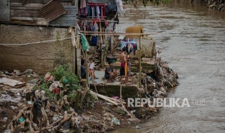 Warga beraktivitas di halaman rumahnya di kawasan aliran Kali Ciliwung, Manggarai, Jakarta.