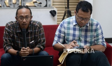 Peneliti ICW Tama S Langkun (kanan) dan peneliti ICW Wana Alamsyah (kiri) memberikan paparan tren penindakan kasus korupsi 2019 di Kantor ICW, Jakarta, Selasa (18/2).