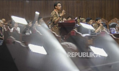 Saksi ahli dari pemohon Zainal Arifin Mochtar memberikan keterangan dalam sidang uji formil UU KPK di Gedung Mahkamah Konstitusi, Jakarta, Rabu (19/2/2020).