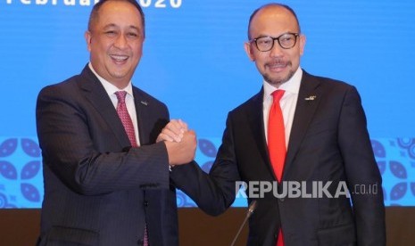 Direktur Utama Bank Mandiri Royke Tumilaar (kiri) berbincang dengan Komisaris Utama Bank Mandiri Chatib Basri sebelum dimulainya  Rapat Umum Pemegang Saham (RUPS) Tahunan di Plaza Mandiri Jakarta, Rabu (19/2).