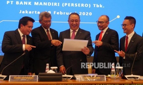 Direktur Utama Bank Mandiri Royke Tumilaar (tengah) bersama Wakil Direktur Utama Bank Mandiri Hery Gunardi, Komisaris Bank Mandiri Ardhan, Komisaris Utama Bank Mandiri Chatib Basri, Direktur Risk Management Bank Mandiri Ahmad Siddik Badruddin (kiri-kanan), berbincang sebelum dimulainya Rapat Umum Pemegang Saham (RUPS) Tahunan di Plaza Mandiri Jakarta, Rabu (19/2). PT Bank Mandiri (Persero) Tbk menargetkan pertumbuhan kredit sebesar 10 persen pada tahun ini. 