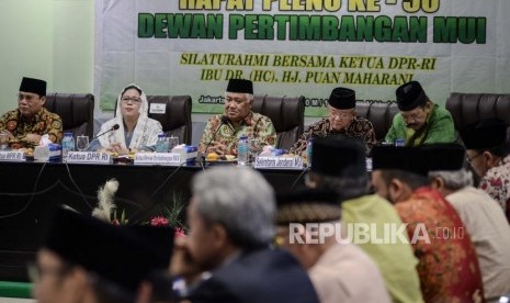 Ketua DPR RI Puan Maharani (kedua kiri) bersama Ketua Dewan Pertimbangan MUI Din Syamsuddin (tengah) Wakil Ketua MPR Ahmad Basarah (kiri) Sekretaris Jendral MUI Anwar Abbas (kedua kanan), Wakil Dewan Pertimbangan MUI Noor Achmad (kanan) saat Rapat Pleno ke-50 di Kantor Majelis Ulama Indonesia, Jakarta, Rabu (19/2).