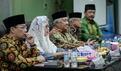 Ketua DPR RI Puan Maharani (kedua kiri) bersama Ketua Dewan Pertimbangan MUI Din Syamsuddin (tengah) Wakil Ketua MPR Ahmad Basarah (kiri) Sekretaris Jendral MUI Anwar Abbas (kedua kanan), Wakil Dewan Pertimbangan MUI Noor Achmad (kanan) saat Rapat Pleno ke-50 di Kantor Majelis Ulama Indonesia, Jakarta, Rabu (19/2).