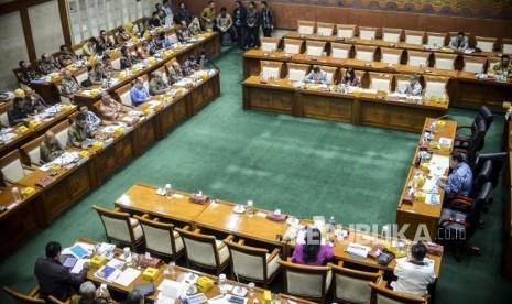 Suasana rapat dengar pendapat (RDP) Komisi VI DPR RI dengan sejumlah direksi perusahaan asuransi di kompleks Parlemen, Jakarta, Rabu (19/2).