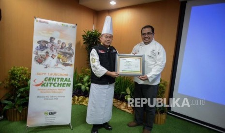 Presiden Aksi Cepat Tanggap (ACT) Ibnu Khajar (kanan) bersama  Founder Makmur Royal Catering (MRC) Jhoni Kusumahadi (kiri) menandatangani kerjasama saat peluncuran central kitchen di Menara 165, Jakarta, Rabu (19/2).