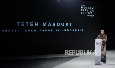 Menteri Koperasi dan Usaha Kecil Menengah Republik Indonesia Teten Masduki menyampaikan sambutan sekaligus membuka acara Muslim Fashion Festival Indonesia di Gedung Jakarta Convention Center, Jakarta (20/2).