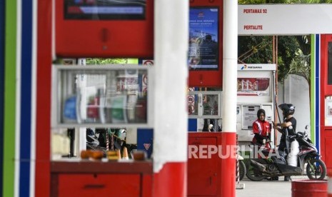 Karyawan melayani pengisian bahan bakar minyak (BBM) kendaraan konsumen di SPBU Coco Plaju, Palembang, Sumatera Selatan, Kamis (20/2/2020).