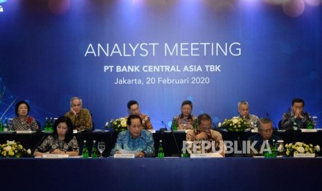 Presiden Direktur PT Bank Central Asia Tbk Jahja Setiaatmadja (empat kiri) bersama jajaran direksi dan komisaris BCA memberikan keterangan mengenai laporan keuangan full year 2019 di Jakarta, Kamis (20/2).