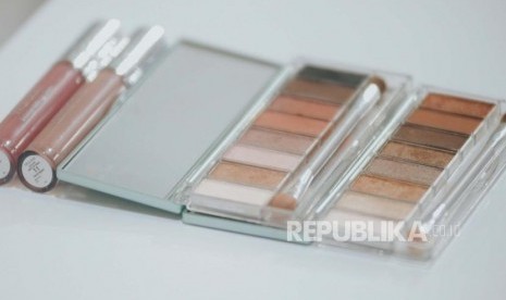 Make up (ilustrasi). Warna earth tone dan pink dengan look segar akan mendominasi tata rias untuk wanita pada saat Hari Raya Idul Fitri.