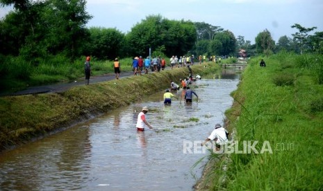 Petani bersama petugas terkait membersihkan sampah dan rumput Selokan Mataram di Tirtomatani, Kalasan, Yogyakarta, beberapa waktu lalu.