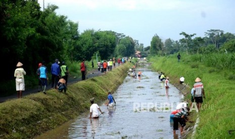 Gotong Royong Pembersihan Selokan Mataram. Petani bersama petugas terkait membersihkan sampah dan rumput Selokan Mataram di Tirtomatani, Kalasan, Yogyakarta.