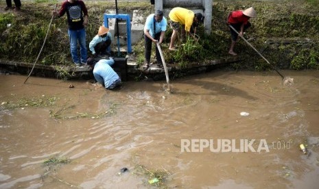 Gotong Royong Pembersihan Selokan Mataram. Petani bersama petugas terkait membersihkan sampah dan rumput Selokan Mataram di Tirtomatani, Kalasan, Yogyakarta, Jumat (21/2).