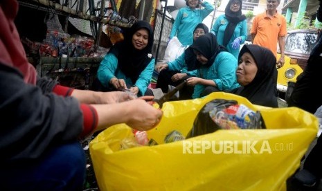 Warga berkativitas memilah sampah ketika berlangsungnya peringatan Hari Peduli Sampah Nasional 2020 yang dihadiri Gubernur DKI Jakarta Anies Baswedan di Kampung Hijau Berseri RW 03 Cempaka Putih Timur, Jakarta, Jumat (21/2).