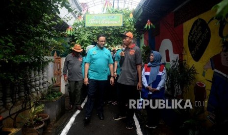 Gubernur DKI Jakarta Anies Baswedan mengunjungi Kampung Hijau Berseri RW 03 Cempaka Putih Timur, Jakarta. Hasil riset PRC dan PPI menunjukkan surutnya elektabilitas Anies Baswedan. Ilustrasi.