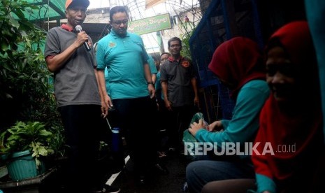 Gubernur DKI Jakarta Anies Baswedan mengunjungi Kampung Hijau Berseri RW 03 Cempaka Putih Timur, Jakarta saat peringatan Hari Peduli Sampah Nasional 2020, Jumat (21/2).