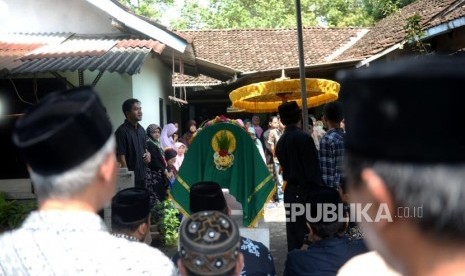 Pemakaman Korban Susur Sungai. Prosesi pemakaman korban susur Sungai Sembor siswi SMPN 1 Turi Khoirunnisa Nur Cahyani di Sleman, Yogyakarta, Sabtu (22/2).