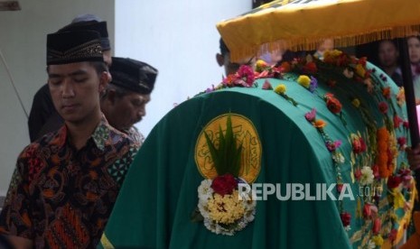 Pemakaman Korban Susur Sungai. Prosesi pemakaman korban susur Sungai Sembor siswi SMPN 1 Turi Khoirunnisa Nur Cahyani di Sleman, Yogyakarta, Sabtu (22/2).