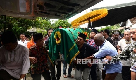 Pemakaman Korban Susur Sungai. Prosesi pemakaman korban susur Sungai Sembor siswi SMPN 1 Turi Khoirunnisa Nur Cahyani di Sleman, Yogyakarta, Sabtu (22/2).