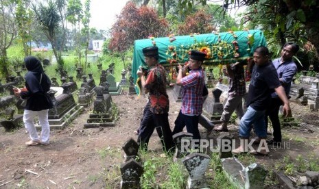 Pemakaman Korban Susur Sungai. Prosesi pemakaman korban susur Sungai Sembor siswi SMPN 1 Turi Khoirunnisa Nur Cahyani di Sleman, Yogyakarta, Sabtu (22/2).