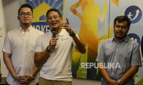 Pengusaha nasional Sandiaga Salahuddin Uno (tengah).