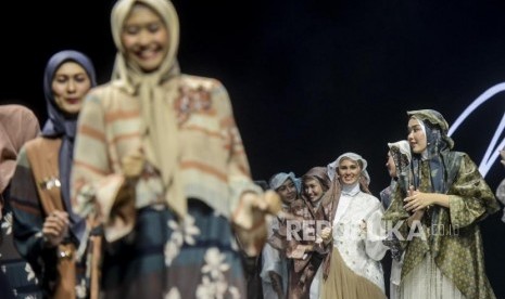 Model menggunakan busana Muslim menari pada acara Muslim Fashion Festival 2020 di Jakarta Convention Center, Jakarta, Sabtu (22/2).