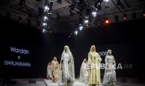 Model menggunakan busana karya Barliasmara pada acara Muslim Fashion Festival 2020 di Jakarta Convention Center, Jakarta, Sabtu (22/2).