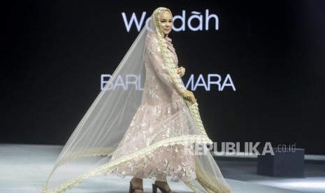 Artis Dewi Sandra menggunakan busana karya Barliasmara pada acara Muslim Fashion Festival 2020 di Jakarta Convention Center, Jakarta, Sabtu (22/2).(Republika/Putra M. Akbar)