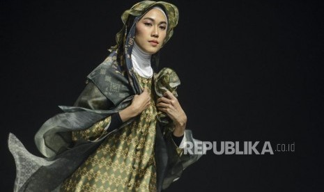 Model menggunakan busana karya ETU pada acara Muslim Fashion Festival 2020 di Jakarta Convention Center, Jakarta, Sabtu (22/2).