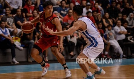 Hardianus Lakudu (kiri) saat membela timnas basket putra Indonesia.