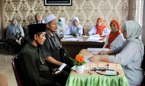 Dua calon jemaah haj berkonsultasi pada dokter saat pemeriksaan dan pembinaan kesehatan Calon Jemaah Haji di Puskesmas Merdeka Palembang, Sumsel, Senin (24/2/2020).