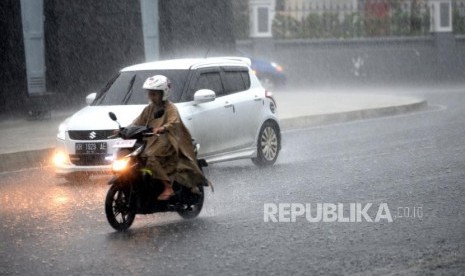 Cuaca ekstrem ditandai hujan sedang hingga lebat, angin kencang, dan petir. Ilustrasi.