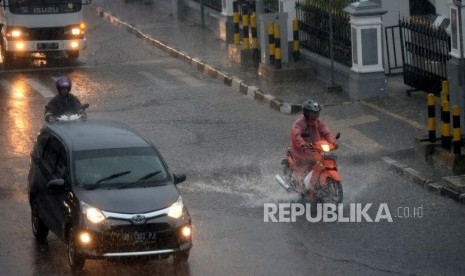 Potensi Hujan Deras dan Angin. Pengendara menembus hujan lebat di Kawasan Malioboro, Yogyakarta, Senin (24/2). Badan Meteorologi, Klimatologi, dan Geofisika (BMKG) memprediksi dalam tiga hari ke depan di beberapa wilayah Indonesia berpotensi hujan lebat disertai angin kencang kilat atau petir.