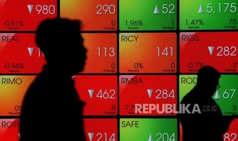 Karyawan melintas di depan layar pergerakan saham di Bursa Efek Indonesia, Jakarta, Senin (24/2). IHSG Rabu (26/2) melemah, investor diimbau menghindari saham sektor industri.