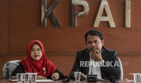 Ketua KPAI Susanto (kanan) dan Wakil Ketua KPAI Rita Pranawati (kiri) memberikan keterangan kepada wartawan.