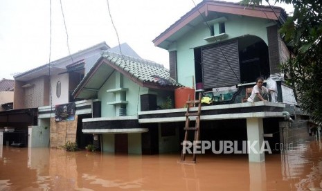 Banjir melanda Perumahan Bumi Nasio Indah, Bekasi, Jawa Barat, Selasa (25/2). Dari 1.254 gardu PLN di Jawa Barat yang terdampak banjir, tinggal 252 yang belum beroperasi.