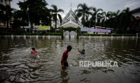 Warga beraktifitas di area yang terendam banjir. ilustrasi