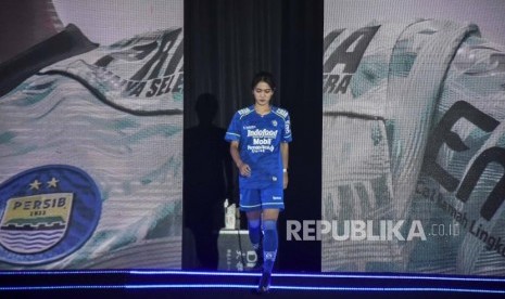 Penyerang Persib Bandung Putri Latipah Nurul Inayah. Siti Latipah Nurul Inayah atau biasa disapa Uyung mengaku turut ambil bagian dalam pengumpulan donasi untuk membantu tim medis dan warga yang terdampak corona.