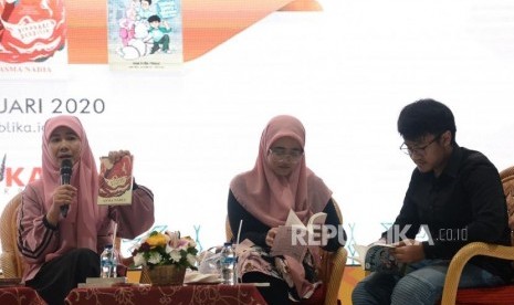 Keluarga Penulis Ayah Isa Alamsyah (dua kiri), Ibu Asma Nadia (tengah), Anak pertama Putri Salsa (dua kanan) dan Anak kedua Putra Firdaus (kanan) saat acara jumpa keluarga penulis dan launcing buku dalam ajang Islamic Book Fair ke 19 di JCC, Rabu (26/2).