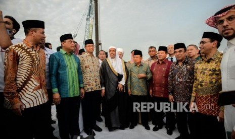 Ketua Dewan Masjid Indonesia Jusuf Kalla (tengah), Menteri Agama Republik Indonesia Fachrul Razi (ketiga kanan), Sekjen Liga Dunia Islam Muhammad bin Abdul Karim Al Issa (keempat kiri), Gubernur DKI Jakarta Anies Baswedan (Ketiga kiri), Ketua Panitia Pembangunan Museum Internasional Nabi Muhammad SAW syafruddin (kedua kiri), saat groundbreaking pembangunan Museum Nabi Muhammad SAW di Ancol, Jakarta, Rabu (26/2).