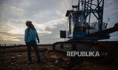 Pekerja memantau proyek pembangunan Museum Internasional Nabi Muhammad SAW saat peletakan batu pertama di Ancol, Jakarta, Rabu (26/2).