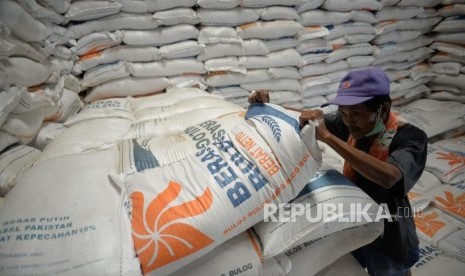 Sejumlah pekerja mengangkat beras di Gudang Bulog, Kelapa Gading, Jakarta Utara, Kamis (27/2).(Republika/Thoudy Badai)