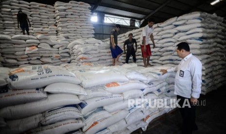 Direktur Utama Bulog Budi Waseso mengecek persediaan beras jelang Ramadhan di Gudang Bulog, Kelapa Gading, Jakarta Utara, Kamis (27/2).