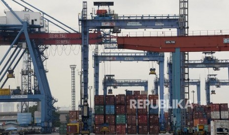 Aktivitas bongkar muat peti kemas di Pelabuhan Tanjung Priok, Jakarta, Kamis (27/2).(Republika/Prayogi)