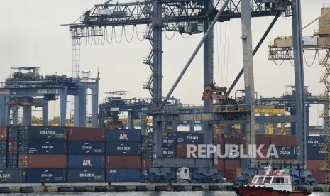 Aktivitas bongkar muat peti kemas di Pelabuhan Tanjung Priok, Jakarta.(Republika/Prayogi)