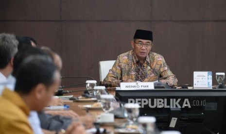 Menko PMK Muhadjir Effendy memimpin rapat tingkat menteri terkait penghentian  sementara umroh oleh arab Saudi di Kantor PMK, Jakarta, Kamis (27/2).