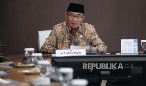 Menko PMK Muhadjir Effendy memimpin rapat tingkat menteri terkait penghentian  sementara umroh oleh Arab Saudi di Kantor PMK, Jakarta, Kamis (27/2).