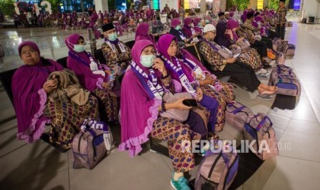 Calon jemaah umroh menunggu kepastian keberangkatan ke Tanah Suci Mekah di Terminal 3 Bandara Soekarno Hatta, Tangerang, Banten, Kamis (27/2).